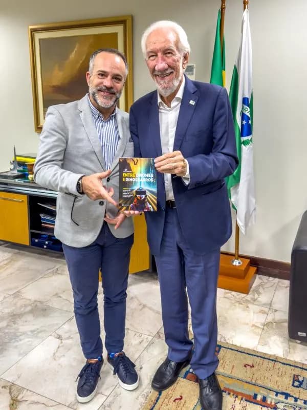 José Manuel Barbosa entrega o livro a Darci Piana
